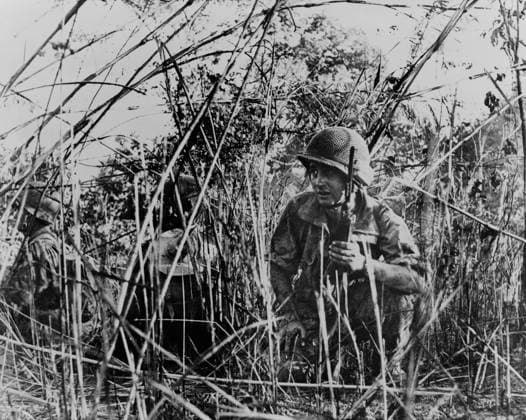 IMAGO History, Vietnamkrieg: 1955-1975 French Foreign Legionnaires in Vietnam. French soldiers on patrol crouched in thicket outside Dien Bien Phu, Vietnam. 1954. Courtesy Everett Collection PUBLICATIONXNOTxINxCANxCHNxFRAxITAxJPNxNORxPOLxRUSxESPxUKxUSA Copyright: xCourtesyxEverettxCollectionx HISL033 EC304