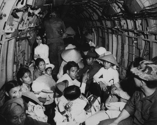 IMAGO History, Vietnamkrieg: 1955-1975 Vietnam refugees evacuated. US Air Force helicopter take refugees to a safe area near Saigon after their village was attacked by Viet Cong. March 1966. Courtesy Everett Collection PUBLICATIONXNOTxINxCANxCHNxFRAxITAxJPNxNORxPOLxRUSxESPxUKxUSA Copyright: xCourtesyxEverettxCollectionx HISL033 EC311