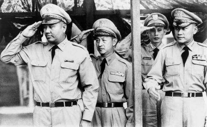 IMAGO History, Vietnamkrieg: 1955-1975 South Vietnamese Generals who led the 1963 Coup against President Ngo Dinh Diem. From left: Generals Duong Van Minh, Le Van Kim, and unidentified officer, and General Tran Van Don. Courtesy Everett Collection PUBLICATIONXNOTxINxCANxCHNxFRAxITAxJPNxNORxPOLxRUSxESPxUKxUSA Copyright: xCourtesyxEverettxCollectionx HISL033 EC337