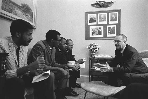 IMAGO History, U.S. BÃ¼rgerrechtsbewegung: 1954-1968 President Lyndon Johnson meeting with Civil Rights activists on the day he signed the 1965 Voting Rights Act. Seated on couch is future Georgia Representative, John Lewis (third from left, next to James Farmer) a protest leader in the Selma, Alabama votin Courtesy Everett Collection PUBLICATIONXNOTxINxCANxCHNxFRAxITAxJPNxNORxPOLxRUSxESPxUKxUSA Copyright: xCourtesyxEverettxCollectionx HISL033 EC433