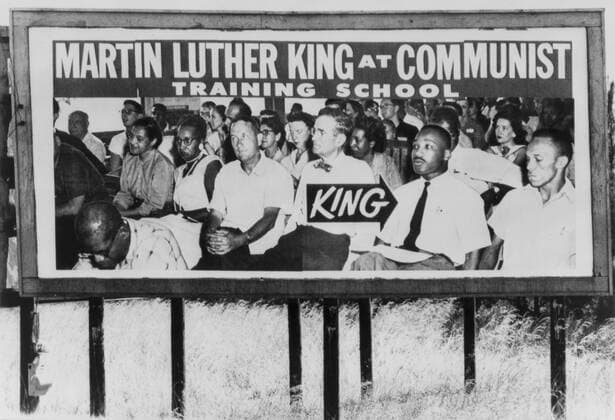 Communist accusation. Billboard of a 1950 s photo of Martin Luther King and Rosa Parks among others in a class at the Highlander Folk School, Monteagle, Tenn. In the 1950.s the school trained civil rights activists in non-violent protest. 1965 Courtesy Everett Collection PUBLICATIONXNOTxINxCANxCHNxFRAxITAxJPNxNORxPOLxRUSxESPxUKxUSA Copyright: xCourtesyxEverettxCollectionx HISL033 EC455