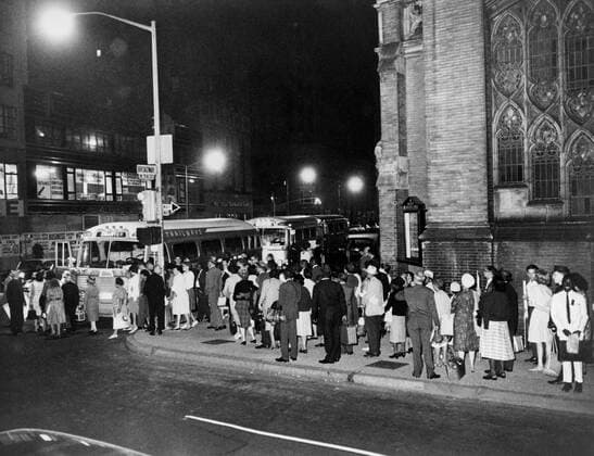 1963 March on Washington. In the early morning, Marchers boarding buses for Washington, D.C. outside Broadway Congregational Church, New York City. Aug. 28, 1963. Courtesy Everett Collection PUBLICATIONXNOTxINxCANxCHNxFRAxITAxJPNxNORxPOLxRUSxESPxUKxUSA Copyright: xCourtesyxEverettxCollectionx HISL033 EC484