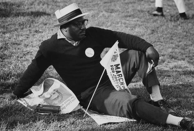 1963 March on Washington. A male marcher relaxing on the grass of the Capitol Mall. Aug. 28, 1963. Courtesy Everett Collection PUBLICATIONXNOTxINxCANxCHNxFRAxITAxJPNxNORxPOLxRUSxESPxUKxUSA Copyright: xCourtesyxEverettxCollectionx HISL033 EC499