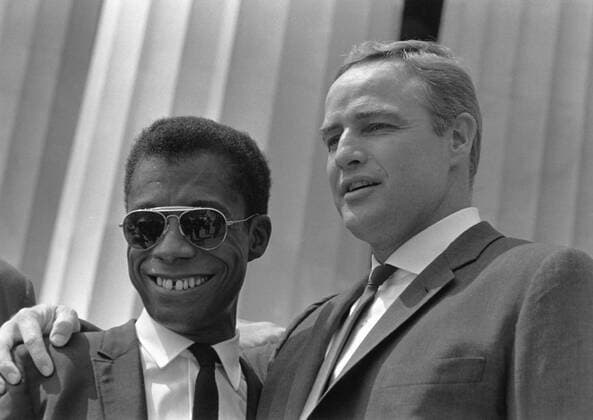 Author James Baldwin and actor Marlon Brando at the 1963 Civil Rights March on Washington. Aug. 28, 1963. Courtesy Everett Collection PUBLICATIONXNOTxINxCANxCHNxFRAxITAxJPNxNORxPOLxRUSxESPxUKxUSA Copyright: xCourtesyxEverettxCollectionx HISL033 EC525