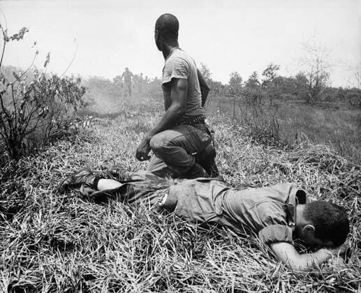 IMAGO History, Vietnamkrieg: 1955-1975 Vietnam War. An African American Infantry medic treats a lieutenant s leg, that was burned by an exploding Viet Cong white phosphorus booby trap. 1966. Courtesy Everett Collection PUBLICATIONXNOTxINxCANxCHNxFRAxITAxJPNxNORxPOLxRUSxESPxUKxUSA Copyright: xCourtesyxEverettxCollectionx HISL033 EC583