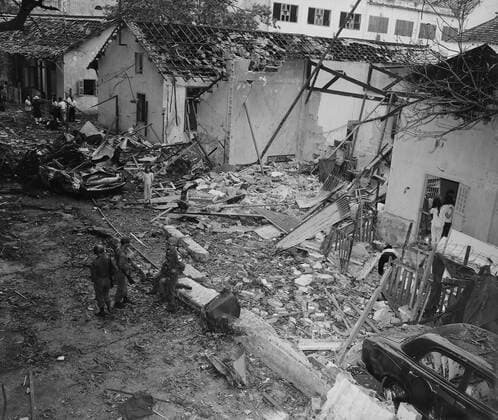 IMAGO History, Vietnamkrieg: 1955-1975 Vietnam War. Destruction of the Brinks Hotel in Saigon which was being used as officers billets for US Armed Forces. Two Americans were killed, and 107 Americans, Vietnamese, and Australians were injured. Dec. 12, 1964. Courtesy Everett Collection PUBLICATIONXNOTxINxCANxCHNxFRAxITAxJPNxNORxPOLxRUSxESPxUKxUSA Copyright: xCourtesyxEverettxCollectionx HISL033 EC585