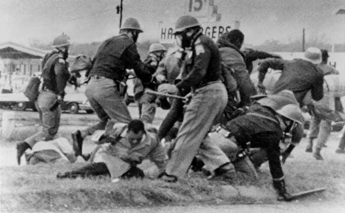 SNCC leader John Lewis (light coat in center) cringes as an Alabama State Trooper swings his club at Lewis head. Lewis was hospitalized for a head injury. March 7, 1965. Courtesy Everett Collection PUBLICATIONXNOTxINxCANxCHNxFRAxITAxJPNxNORxPOLxRUSxESPxUKxUSA Copyright: xCourtesyxEverettxCollectionx HISL033 EC621