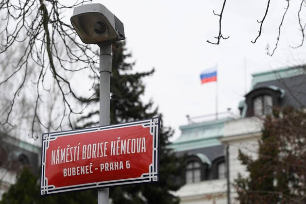 2020 Bilder des Jahres, News 02 Februar News Themen der Woche KW09 News Bilder des Tages Prague Mayor Zdenek Hrib (Pirates) unveiled a plaque that renames a square in front of the Russian embassy after assassinated Russian politician Boris Nemtsov in Prague, Czech Republic, February 27, 2020, accompanied by Nemtsov s daughter Zhanna and tens of supporters five years after Nemtsov s death. Nemtsov published reports detailing corruption under Russian President Vladimir Putin and organised marches and civil actions in support of fair elections and democracy. (CTKxPhoto OndrejxDeml) CTKPhotoP202002270917901 dml 010