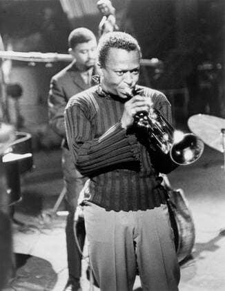 Miles Davis, in a publicity still for The Sound of Miles Davis, an episode of The Robert Herridge Theatre, aired on CBS on July 21, 1960. FOR EDITORIAL USAGE ONLY Courtesy Everett Collection PUBLICATIONXNOTxINxCANxCHNxFRAxITAxJPNxNORxPOLxRUSxESPxUKxUSA Copyright: xCourtesyxEverettxCollectionx HISL033 EC683