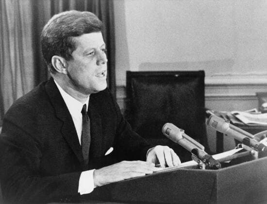 President John F. Kennedy announcing the US establishment of a naval blockade against Cuba, during the Missile Crisis. Oct. 22, 1962. Courtesy Everett Collection PUBLICATIONXNOTxINxCANxCHNxFRAxITAxJPNxNORxPOLxRUSxESPxUKxUSA Copyright: xCourtesyxEverettxCollectionx HISL033 EC902