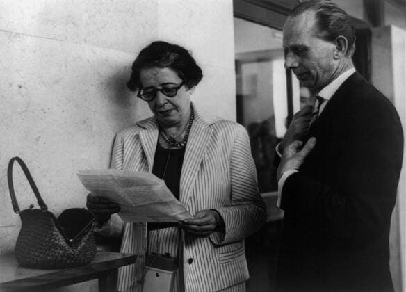 Hannah Arendt with a fellow reporter. She is best known for her coverage of the Nazi war criminal Adolf Eichmann trial, Eichmann in Jerusalem: A Report on the Banality of Evil . Ca. 1960. Courtesy Everett Collection PUBLICATIONXNOTxINxCANxCHNxFRAxITAxJPNxNORxPOLxRUSxESPxUKxUSA Copyright: xCourtesyxEverettxCollectionx HISL034 EC165