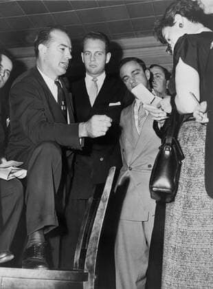 David Schine, between colleague Roy Cohn (right) and their boss Senator Joseph McCarthy in 1953. The following year Shine s military conscription ignited the televised Army-McCarthy hearings and the downfall of the Red-baiting crusaders. Courtesy Everett Collection PUBLICATIONXNOTxINxCANxCHNxFRAxITAxJPNxNORxPOLxRUSxESPxUKxUSA Copyright: xCourtesyxEverettxCollectionx HISL034 EC295