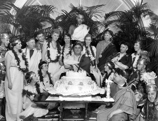 BerÃ¼hmte Feministinnen, Eleanor Roosevelt FDR celebrating his 52nd birthday at a toga party. Jan. 30, 1934. With the President are Marvin McIntyre, Grace Tully, Tom Lynch, Marguerite LeHand, Kirke Simpson, Nancy Cook, Malvina Thompson, Eleanor Roosevelt, Irwin McDuffie, Anna Roosevelt, Charles Mc Courtesy Everett Collection PUBLICATIONXNOTxINxCANxCHNxFRAxITAxJPNxNORxPOLxRUSxESPxUKxUSA Copyright: xCourtesyxEverettxCollectionx HISL035 EC145