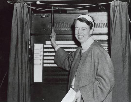 BerÃ¼hmte Feministinnen, Eleanor Roosevelt First Lady Eleanor Roosevelt votes at Hyde Park, New York. Nov. 3, 1936. FDR won a landslide victory in his election to a second term. (BSLOC_2013_5_124) Courtesy Everett Collection PUBLICATIONXNOTxINxCANxCHNxFRAxITAxJPNxNORxPOLxRUSxESPxUKxUSA Copyright: xCourtesyxEverettxCollectionx HISL035 EC164