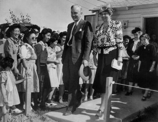 BerÃ¼hmte Feministinnen, Eleanor Roosevelt Eleanor Roosevelt visiting Gila River, Arizona, Japanese, American Internment Center. April 23, 1943. She spent six hours there with War Relocation Administration director. Dillon Meyer. (BSLOC_2013_5_172) Courtesy Everett Collection PUBLICATIONXNOTxINxCANxCHNxFRAxITAxJPNxNORxPOLxRUSxESPxUKxUSA Copyright: xCourtesyxEverettxCollectionx HISL035 EC217