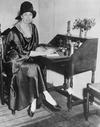 BerÃ¼hmte Feministinnen, Eleanor Roosevelt Eleanor Roosevelt in New York City. 1932. She is writing at a desk, dressed in a silk dress with lace collar, cloche hat, and pumps. (BSLOC_2013_5_204) Courtesy Everett Collection PUBLICATIONXNOTxINxCANxCHNxFRAxITAxJPNxNORxPOLxRUSxESPxUKxUSA Copyright: xCourtesyxEverettxCollectionx HISL035 EC253