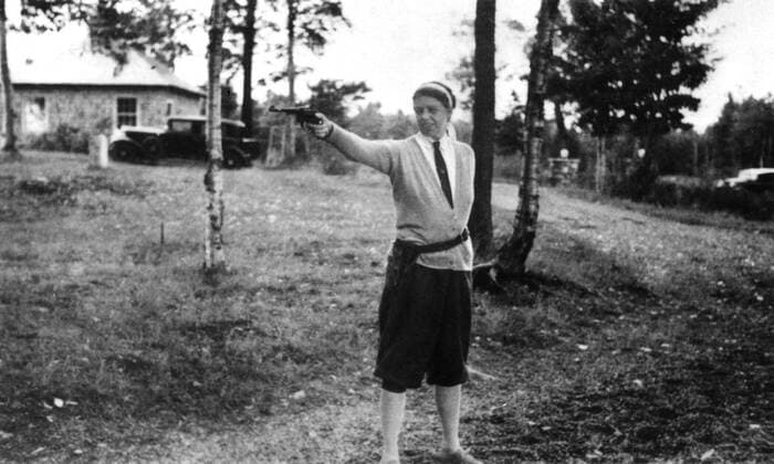 BerÃ¼hmte Feministinnen, Eleanor Roosevelt Eleanor Roosevelt at Chazy Lake, New York, firing hand gun. 1934. She was taught to shoot by her former body guard, Earl Miller. (BSLOC_2013_5_209) Courtesy Everett Collection PUBLICATIONXNOTxINxCANxCHNxFRAxITAxJPNxNORxPOLxRUSxESPxUKxUSA Copyright: xCourtesyxEverettxCollectionx HISL035 EC258