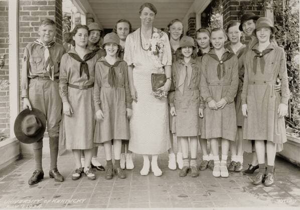 BerÃ¼hmte Feministinnen, Eleanor Roosevelt Eleanor Roosevelt with Girl Scouts of Lexington, Kentucky. 1934. A solitary Boy scout stands at left. (BSLOC_2013_5_210) Courtesy Everett Collection PUBLICATIONXNOTxINxCANxCHNxFRAxITAxJPNxNORxPOLxRUSxESPxUKxUSA Copyright: xCourtesyxEverettxCollectionx HISL035 EC260