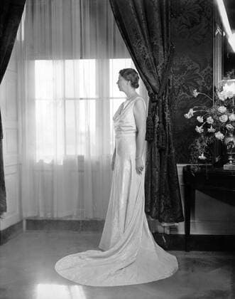 BerÃ¼hmte Feministinnen, Eleanor Roosevelt Eleanor Roosevelt in her inaugural gown at the White House. Jan. 16, 1937. She often wore couturier clothing as her First Lady. (BSLOC_2013_5_212) Courtesy Everett Collection PUBLICATIONXNOTxINxCANxCHNxFRAxITAxJPNxNORxPOLxRUSxESPxUKxUSA Copyright: xCourtesyxEverettxCollectionx HISL035 EC262