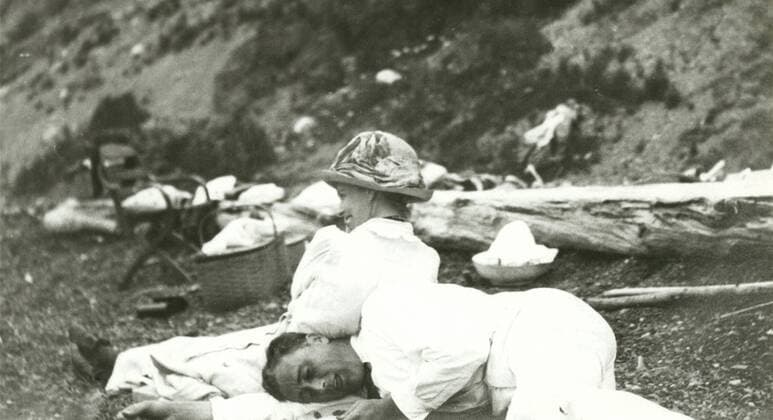 BerÃ¼hmte Feministinnen, Eleanor Roosevelt Franklin and Eleanor Roosevelt relaxing at Campobello. 1910. Picnic baskets are in the background. (BSLOC_2013_6_25) Courtesy Everett Collection PUBLICATIONXNOTxINxCANxCHNxFRAxITAxJPNxNORxPOLxRUSxESPxUKxUSA Copyright: xCourtesyxEverettxCollectionx HISL035 EC484