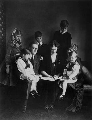 BerÃ¼hmte Feministinnen, Eleanor Roosevelt Franklin D. Roosevelt, Eleanor Roosevelt, and family. June 12, 1919.Standing, L-R: Anna, Elliott, James. Seated, L-R: Franklin, Jr; Franklin; Eleanor; Sara Delano Roosevelt; and John. (BSLOC_2013_6_33) Courtesy Everett Collection PUBLICATIONXNOTxINxCANxCHNxFRAxITAxJPNxNORxPOLxRUSxESPxUKxUSA Copyright: xCourtesyxEverettxCollectionx HISL035 EC493