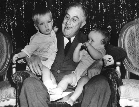 President Roosevelt celebrates Christmas with two of his grandsons. Dec. 24, 1939. At the White house he holds Franklin D. Roosevelt III (left) and John R. Boettiger (right). (BSLOC_2013_6_42) Courtesy Everett Collection PUBLICATIONXNOTxINxCANxCHNxFRAxITAxJPNxNORxPOLxRUSxESPxUKxUSA Copyright: xCourtesyxEverettxCollectionx HISL035 EC503