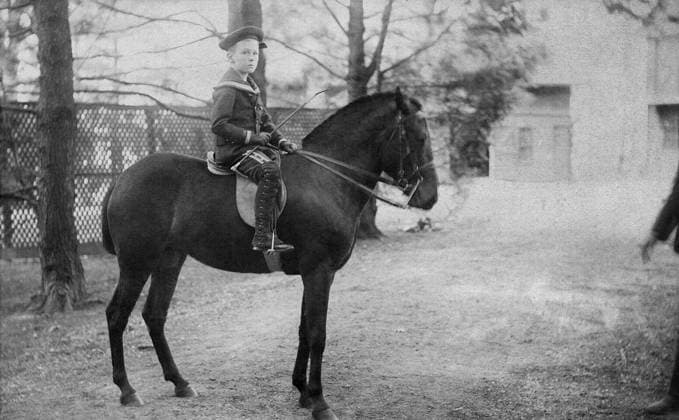 Franklin D. Roosevelt riding Debbie, his first pony. 1889. (BSLOC_2013_6_5) Courtesy Everett Collection PUBLICATIONXNOTxINxCANxCHNxFRAxITAxJPNxNORxPOLxRUSxESPxUKxUSA Copyright: xCourtesyxEverettxCollectionx HISL035 EC511