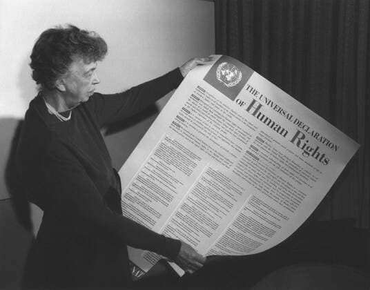 Eleanor Roosevelt holding United Nations Universal Declaration of Human Rights. 1949. She was chair of UN Human Rights Commission that produced the document. (BSLOC_2013_6_65) Courtesy Everett Collection PUBLICATIONXNOTxINxCANxCHNxFRAxITAxJPNxNORxPOLxRUSxESPxUKxUSA Copyright: xCourtesyxEverettxCollectionx HISL035 EC528