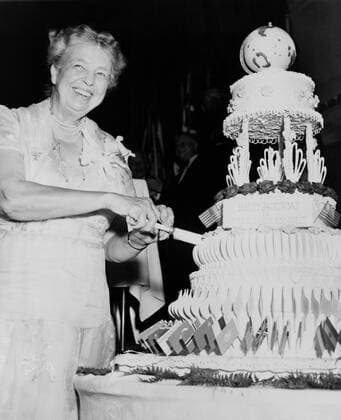 BerÃ¼hmte Feministinnen, Eleanor Roosevelt Eleanor Roosevelt celebrates her 70th birthday. Oct. 17, 1955. She cuts her cake at a dinner held by the American Association of the United Nations. Hotel Roosevelt, NYC. (BSLOC_2013_6_71) Courtesy Everett Collection PUBLICATIONXNOTxINxCANxCHNxFRAxITAxJPNxNORxPOLxRUSxESPxUKxUSA Copyright: xCourtesyxEverettxCollectionx HISL035 EC535
