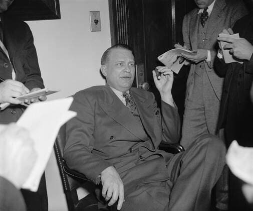 Rep. Martin Dies, HUAC Chairman, talks with reporters, Feb. 1940. From 1938 to 1944 the House Un-American Activities Committee, searched for subversive activities of private citizens, public employees, and organizations suspected of communist or fascist t Courtesy Everett Collection PUBLICATIONXNOTxINxCANxCHNxFRAxITAxJPNxNORxPOLxRUSxESPxUKxUSA Copyright: xCourtesyxEverettxCollectionx HISL035 EC625