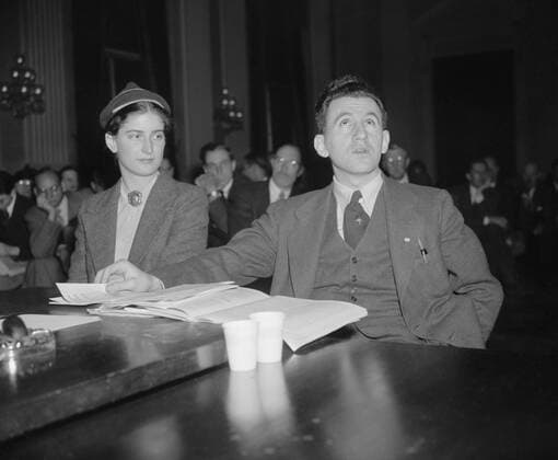 Joseph Lash and Agnes Reynolds of the American Students Union. The leftist anti-militaristic organization was investigated by HUAC, House Un-American Activities Committee. Dec. 1, 1939. (BSLOC_2013_7_166) Courtesy Everett Collection PUBLICATIONXNOTxINxCANxCHNxFRAxITAxJPNxNORxPOLxRUSxESPxUKxUSA Copyright: xCourtesyxEverettxCollectionx HISL035 EC637