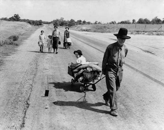 Destitute family walking from Idabel to Krebs, Oklahoma, June 1938. The father lost his tenant farm when ill with pneumonia, was unable to get WPA work, and refused county relief. Photo by Dorothea Lange. (BSLOC_2013_7_23) Courtesy Everett Collection PUBLICATIONXNOTxINxCANxCHNxFRAxITAxJPNxNORxPOLxRUSxESPxUKxUSA Copyright: xCourtesyxEverettxCollectionx HISL035 EC649