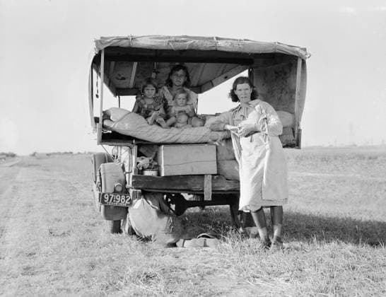 Family traveling from South Texas to Arkansas seeking work in cotton fields, 1936. They are penniless with no food and three gallons of gas in the tank. The father is on the ground repairing a tire. Photo by Dorothea Lange. (BSLOC_2013_7_24) Courtesy Everett Collection PUBLICATIONXNOTxINxCANxCHNxFRAxITAxJPNxNORxPOLxRUSxESPxUKxUSA Copyright: xCourtesyxEverettxCollectionx HISL035 EC650