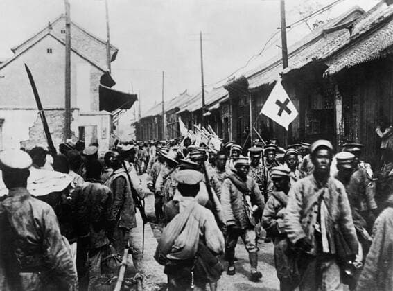 Retreating Chinese Nationalist soldiers entering the city of Tai-an. The Second Sino-Japanese War began in 1937 and merged into World War 2 when the Japanese attacked Pearl Harbor. Ca. 1938. (BSLOC_2013_9_121) Courtesy Everett Collection PUBLICATIONXNOTxINxCANxCHNxFRAxITAxJPNxNORxPOLxRUSxESPxUKxUSA Copyright: xCourtesyxEverettxCollectionx HISL036 EC036