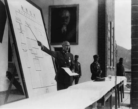 Generalissimo Chiang Kai-shek lectures with a pointer and chart. His audience is Chinese Army Officers in Training Camp. Photo taken between 1937 and 1943 (BSLOC_2013_9_123) Courtesy Everett Collection PUBLICATIONXNOTxINxCANxCHNxFRAxITAxJPNxNORxPOLxRUSxESPxUKxUSA Copyright: xCourtesyxEverettxCollectionx HISL036 EC038