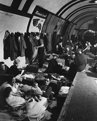 World War 2, Battle of Britain. Civilians in a London underground railroad tube converted into a West End bomb shelter in the during the Blitz. Ca. 1940-41. (BSLOC_2013_11_96) Courtesy Everett Collection PUBLICATIONXNOTxINxCANxCHNxFRAxITAxJPNxNORxPOLxRUSxESPxUKxUSA Copyright: xCourtesyxEverettxCollectionx HISL036 EC451