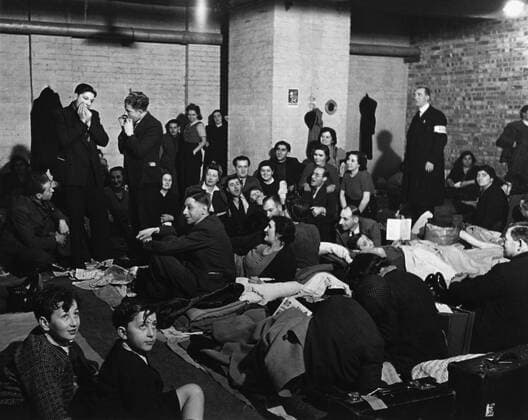 GroÃŸangriff der deutschen Luftwaffe gegen die britischen Inseln, 80. Jahrestag am 13. August World War 2, Battle of Britain. London civilians in a West End bomb shelter during the Blitz. Ca. 1940-41. (BSLOC_2013_11_98) Courtesy Everett Collection PUBLICATIONXNOTxINxCANxCHNxFRAxITAxJPNxNORxPOLxRUSxESPxUKxUSA Copyright: xCourtesyxEverettxCollectionx HISL036 EC453