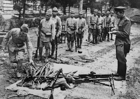 World War 2 surrender of Japanese troops to Russian soldiers in Manchuria, Aug. 1945. As they promised the Allies at Yalta, the Soviet union declared war on Japan on Aug. 8, 1945, and invaded Manchuria. Photo by Yevgeny Khaldei. (BSLOC_2013-12_25) Courtesy Everett Collection PUBLICATIONXNOTxINxCANxCHNxFRAxITAxJPNxNORxPOLxRUSxESPxUKxUSA Copyright: xCourtesyxEverettxCollectionx HISL036 EC592