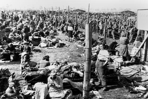 German women in a POW enclosure, separated from that of the male prisoners. They are inmates of prisoner of war enclosure at Regensburg, Germany. May 8, 1945 during World War 2. (BSLOC_2013_14_297) Courtesy Everett Collection PUBLICATIONXNOTxINxCANxCHNxFRAxITAxJPNxNORxPOLxRUSxESPxUKxUSA Copyright: xCourtesyxEverettxCollectionx HISL036 EC999