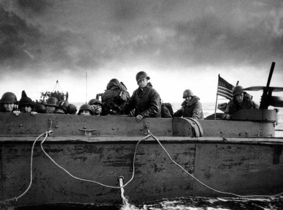 U.S. soldiers of the 4th U.S. Infantry in a landing craft during the D-Day invasion of Normandy. The gunner is at the stern of the Higgins Boat and the pilot painted his first name Jim on his helmet. They would land on Utah Beach. June 6, 1944, World Courtesy Everett Collection PUBLICATIONXNOTxINxCANxCHNxFRAxITAxJPNxNORxPOLxRUSxESPxUKxUSA Copyright: xCourtesyxEverettxCollectionx HISL037 EC192