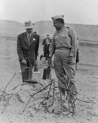 Gen. Leslie Groves (r) and Dr. J. Robert Oppenheimer at Trinity Test Site in Sept. 1945. They examine the remains of the tower from which the first manmade atomic explosion was detonated near Alamogordo, New Mexico (BSLOC_2014_6_70) For usage credit please use; PUBLICATIONXNOTxINxCANxCHNxFRAxITAxJPNxNORxPOLxRUSxESPxUKxUSA Copyright: xCourtesyxEverettxCollectionx HISL037 EC435