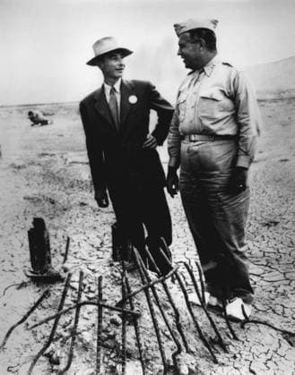 Gen. Leslie Groves (r) and Dr. J. Robert Oppenheimer at Trinity Test Site in Sept. 1945. They examine the remains of the tower from which the first manmade atomic explosion was detonated near Alamogordo, New Mexico (BSLOC_2014_6_71) For usage credit please use; PUBLICATIONXNOTxINxCANxCHNxFRAxITAxJPNxNORxPOLxRUSxESPxUKxUSA Copyright: xCourtesyxEverettxCollectionx HISL037 EC436
