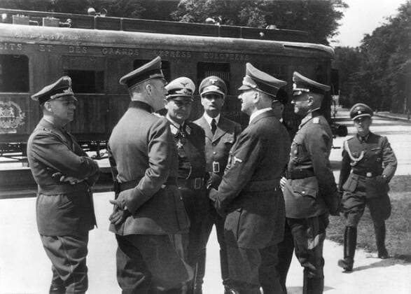 IMAGO History, Zweiter Weltkrieg: 1939 - 1945 Adolf Hitler in Compiegne, France. He speaks with German generals in front of same train carriage in which the 1918 World War 1 Armistice had been signed. Central group, L-R: Wilhelm Keitel, Herman Goering, Rudolf Hess, Erich Raeder (obscured) Joachim von For usage credit please use; PUBLICATIONXNOTxINxCANxCHNxFRAxITAxJPNxNORxPOLxRUSxESPxUKxUSA Copyright: xCourtesyxEverettxCollectionx HISL037 EC535