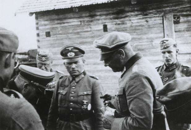German General Heinz Guderian at Headquarters in Tolotschin, Soviet Union (Russia). He commanded the German center armies during the 1941 invasion of Russia and was involved in the Battles of Kiev and Moscow. World War 2. (BSLOC_2014_8_163) For usage credit please use; PUBLICATIONXNOTxINxCANxCHNxFRAxITAxJPNxNORxPOLxRUSxESPxUKxUSA Copyright: xCourtesyxEverettxCollectionx HISL037 EC629