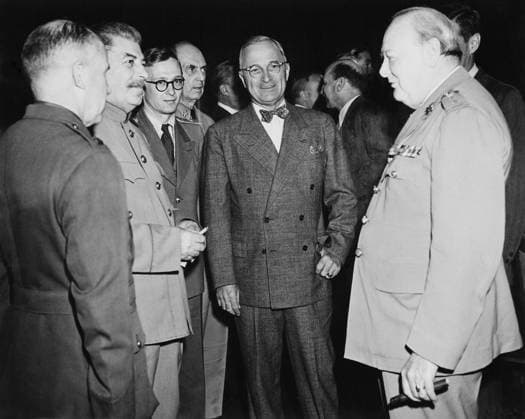 Allied leaders at the Potsdam Conference, July 17- Aug. 2, 1945. L-R: George Marshall, Joseph Stalin, unidentified, William Leahy, Harry Truman, Winston Churchill. World War 2. (BSLOC_2014_8_202) For usage credit please use; PUBLICATIONXNOTxINxCANxCHNxFRAxITAxJPNxNORxPOLxRUSxESPxUKxUSA Copyright: xCourtesyxEverettxCollectionx HISL037 EC672