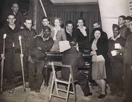 American GIs are entertained by pianist Horatio Davies, at a military hospital in West England. Both black and white soldiers are included in the British ENSA (Entertainments National Service Association) songfest. 1944. World War 2. (BSLOC_2014_10_236) For usage credit please use; PUBLICATIONXNOTxINxCANxCHNxFRAxITAxJPNxNORxPOLxRUSxESPxUKxUSA Copyright: xCourtesyxEverettxCollectionx HISL037 EC929