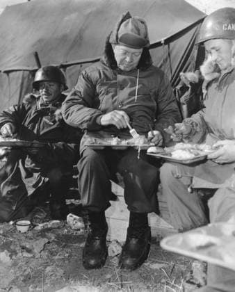 USWahl2024, die groÃŸen PrÃ¤sidenten, Dwight D. Eisenhower President-elect Dwight Eisenhower eating with soldiers in Korea on Dec. 1952. He was fulfilling a campaign promise to go to Korea implying that he would take action to end to Korean War. The armistice was signed in July 1953. (BSLOC_2014_11_260) For usage credit please use; PUBLICATIONXNOTxINxCANxCHNxFRAxITAxJPNxNORxPOLxRUSxESPxUKxUSA Copyright: xCourtesyxEverettxCollectionx HISL038 EC245
