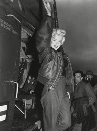 IMAGO ICONS: Marilyn Monroe Marilyn Monroe arriving by helicopter at a U.S. military base in Korea. She performed ten shows in four days for U.S. Troops in Korea. Ca. Feb. 18-22, 1954. (BSLOC_2014_13_207) For usage credit please use; PUBLICATIONXNOTxINxCANxCHNxFRAxITAxJPNxNORxPOLxRUSxESPxUKxUSA Copyright: xCourtesyxEverettxCollectionx HISL038 EC464