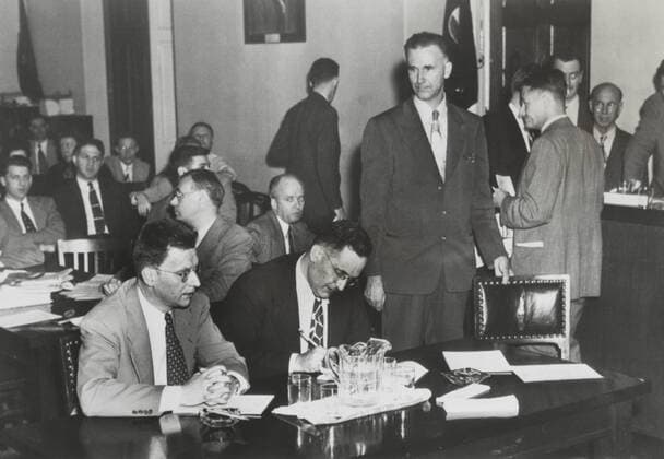 Paul Crouch (standing), an ex-Communist, testified against Clarence Hiskey (left). Hiskey was wartime atomic scientist, and an active member of the Communist Party in 1939-40. They are before the House Un-American Activities Committee in a face-to-face co For usage credit please use; PUBLICATIONXNOTxINxCANxCHNxFRAxITAxJPNxNORxPOLxRUSxESPxUKxUSA Copyright: xCourtesyxEverettxCollectionx HISL038 EC554