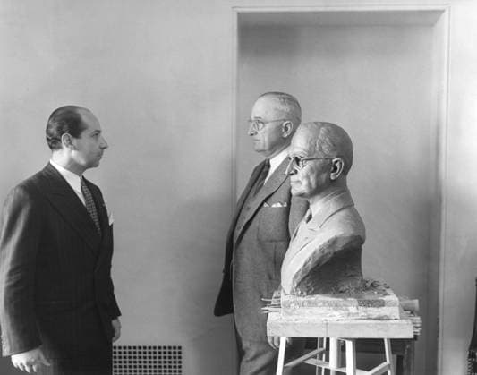 President Harry Truman poses next to the bust by artist Felix de Weldon (left). Jan. 7, 1949 - (BSLOC_2014_14_29) For usage credit please use; PUBLICATIONXNOTxINxCANxCHNxFRAxITAxJPNxNORxPOLxRUSxESPxUKxUSA Copyright: xCourtesyxEverettxCollectionx HISL038 EC613